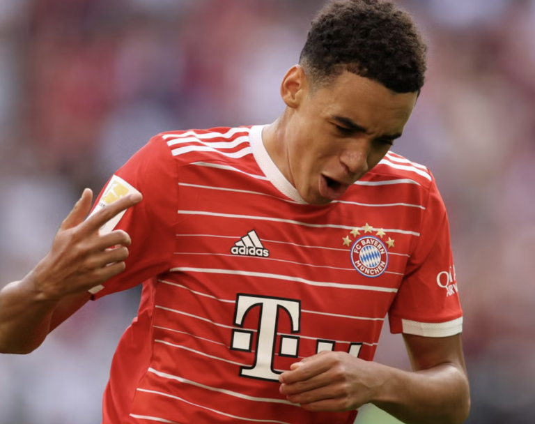 穆西亚拉圣诞动态:与家人共度温馨时光并分享假期